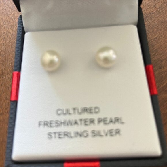 NWT Sterling Silver Cultured Freshwater Pearl Stud earrings 8-9MM - Picture 1 of 3